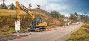 El Ministerio de Infraestructura y Transporte (MIT) informó que entre el lunes 26 de enero y el domingo 1 de febrero de 2026 se aplicará un esquema de circulación controlada en varios tramos de la vía La Balbanera–Pallatanga–Cumandá, una de las arterias viales más importantes que conecta la Sierra con la Costa.