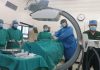 Hospital de Riobamba fortalece cirugías vasculares con moderno equipo Con el objetivo de garantizar servicios de salud dignos, oportunos y respaldados por tecnología de vanguardia, el Gobierno Nacional, a través del Ministerio de Salud Pública (MSP), fortalece la capacidad resolutiva del Hospital Provincial General Docente de Riobamba, una de las principales casas de salud de la región centro del país. Esta gestión beneficia directamente a pacientes que requieren diagnósticos vasculares precisos y procedimientos quirúrgicos más seguros.