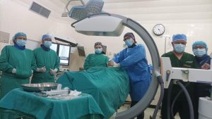 Con el objetivo de garantizar servicios de salud dignos, oportunos y respaldados por tecnología de vanguardia, el Gobierno Nacional, a través del Ministerio de Salud Pública (MSP), fortalece la capacidad resolutiva del Hospital Provincial General Docente de Riobamba, una de las principales casas de salud de la región centro del país. Esta gestión beneficia directamente a pacientes que requieren diagnósticos vasculares precisos y procedimientos quirúrgicos más seguros.