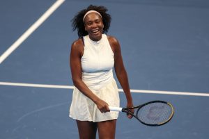 El Abierto de Australia, vuelve a abrirle sus puertas a Venus Williams, leyenda del “deporte blanco” que competirá nuevamente en el cuadro principal de Melbourne Park, un escenario al que vuelve con todos los elogios. Es, en esencia, un gesto de resistencia deportiva en una era que acelera el recambio y reduce los márgenes para quienes superan la barrera de los cuarenta.