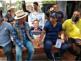 Cada 5 de enero, en Ecuador se conmemora el Día del Periodista Ecuatoriano, una fecha que no solo reconoce la labor informativa, sino que también recuerda el alto costo que ha implicado ejercer el periodismo en contextos de presión política, violencia y censura. Hay varios ejemplos de censura y hasta periodistas muertos en los últimos años, sobre todo, durante la presidencia de Rafael Correa y en Venezuela bajo el mandato de Hugo Chávez y Nicolás Maduro.