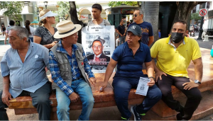 Cada 5 de enero, en Ecuador se conmemora el Día del Periodista Ecuatoriano, una fecha que no solo reconoce la labor informativa, sino que también recuerda el alto costo que ha implicado ejercer el periodismo en contextos de presión política, violencia y censura. Hay varios ejemplos de censura y hasta periodistas muertos en los últimos años, sobre todo, durante la presidencia de Rafael Correa y en Venezuela bajo el mandato de Hugo Chávez y Nicolás Maduro.