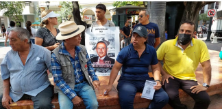 Cada 5 de enero, en Ecuador se conmemora el Día del Periodista Ecuatoriano, una fecha que no solo reconoce la labor informativa, sino que también recuerda el alto costo que ha implicado ejercer el periodismo en contextos de presión política, violencia y censura. Hay varios ejemplos de censura y hasta periodistas muertos en los últimos años, sobre todo, durante la presidencia de Rafael Correa y en Venezuela bajo el mandato de Hugo Chávez y Nicolás Maduro.