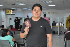 El Registro Civil del Ecuador confirmó que la atención directa para la emisión de cédulas de identidad y pasaportes, sin necesidad de turno previo, se extenderá hasta el 31 de marzo de 2026. La medida, vigente en todo el país, busca garantizar trámites más ágiles, transparentes y accesibles para la ciudadanía, además de reducir filas y la intervención de intermediarios.