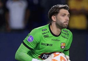 El arquero uruguayo arribó a Guayaquil este miércoles, sin embargo, no disipó las dudas sobre su futuro. En los últimos días tomó fuerza la posibilidad de una salida, alimentada por el descontento del propio jugador con el manejo interno del club y por una deuda salarial que ya alcanza los cuatro meses.