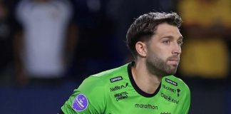 El arquero uruguayo arribó a Guayaquil este miércoles, sin embargo, no disipó las dudas sobre su futuro. En los últimos días tomó fuerza la posibilidad de una salida, alimentada por el descontento del propio jugador con el manejo interno del club y por una deuda salarial que ya alcanza los cuatro meses.