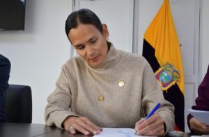 El Gobierno se refirió a las posibilidades de apagones en Ecuador en 2026. El pronunciamiento lo realizó la ministra de Energía, Inés Manzano, y fue mencionado brevemente por Nataly Morillo este jueves 8 de enero, afirmó que no existe riesgo de apagones en el país. La funcionaria reiteró que el sector energético mantiene procesos activos dentro de la cartera de Estado para garantizar el suministro eléctrico. “No va a haber apagones”, aseguró.