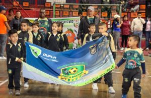 Guaranda vivió una jornada cargada de alegría, ilusión y orgullo durante la inauguración oficial de la Liga Nacional de Baby Fútbol 2026, un evento que reunió a decenas de niños, familias y autoridades locales en torno al deporte formativo y la sana convivencia. La ceremonia marcó el inicio de una nueva temporada deportiva que coloca a la niñez como protagonista del presente y del futuro de la ciudad.