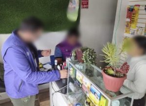 Un operativo interinstitucional permitió la clausura de dos establecimientos que ofrecían servicios de salud de manera ilegal en la parroquia Tanicuchí, provincia de Cotopaxi, luego de una denuncia ciudadana. La acción fue ejecutada por la Agencia de Aseguramiento de la Calidad de los Servicios de Salud y Medicina Prepagada (ACESS), en coordinación con la Agencia Nacional de Regulación, Control y Vigilancia Sanitaria (ARCSA), la Comisaría de la Gobernación de Cotopaxi, la Tenencia Política y la Policía.