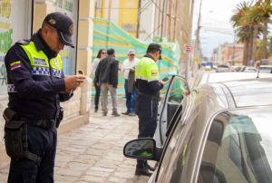 El incumplimiento de las normas de tránsito volvió a evidenciarse en varios sectores de la ciudad durante un operativo de control de movilidad ejecutado por agentes de tránsito de Riobamba, que dejó como resultado nueve citaciones a conductores por estacionar sus vehículos de manera indebida en zonas de alta circulación.
