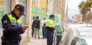 El incumplimiento de las normas de tránsito volvió a evidenciarse en varios sectores de la ciudad durante un operativo de control de movilidad ejecutado por agentes de tránsito de Riobamba, que dejó como resultado nueve citaciones a conductores por estacionar sus vehículos de manera indebida en zonas de alta circulación.