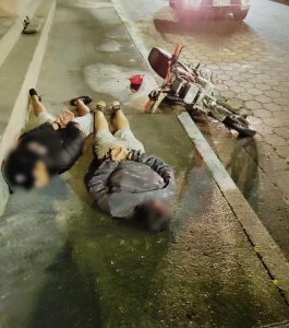 El habitual silencio de varias calles de Cumandá se vio interrumpido en cuestión de minutos tras la activación de un operativo policial, provocado por una alerta ciudadana recibida con carácter de urgencia. La rápida comunicación permitió que la Policía Nacional reaccionara de inmediato, desplegando un operativo que culminó con la aprehensión de dos presuntos extorsionadores, entre ellos un adolescente de apenas 16 años, evidenciando la creciente participación de menores en hechos delictivos que preocupan a la comunidad.