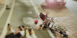 El habitual silencio de varias calles de Cumandá se vio interrumpido en cuestión de minutos tras la activación de un operativo policial, provocado por una alerta ciudadana recibida con carácter de urgencia. La rápida comunicación permitió que la Policía Nacional reaccionara de inmediato, desplegando un operativo que culminó con la aprehensión de dos presuntos extorsionadores, entre ellos un adolescente de apenas 16 años, evidenciando la creciente participación de menores en hechos delictivos que preocupan a la comunidad.