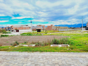 Una alerta ciudadana movilizó la mañana de este miércoles 14 de enero a la Policía Nacional del Ecuador hasta la urbanización San Rafael, en Riobamba, tras la denuncia de una presunta invasión de terrenos que actualmente forman parte de un proceso judicial. Según el reporte policial, varias personas habrían ingresado a los predios en disputa, generando preocupación entre los propietarios y moradores del sector.