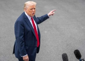 Donald Trump, presidente de Estados Unidos, brindó detalles sobre la operación militar en Venezuela, en la que se atacaron bases militares y se logró la captura del dictador Nicolás Maduro y su esposa Cilia Flores.