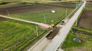 El Ministerio de Transporte y Obras Públicas informó que la vía Riobamba-Guayaquil se encuentra en proceso de rehabilitación integral en el tramo Balbanera–Pallatanga–Cumandá, por lo que se ha dispuesto un sistema de circulación controlada desde el lunes 12 hasta el domingo 18 de enero de 2026, con el objetivo de mejorar la seguridad vial y las condiciones de movilidad en este importante corredor del país.