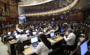 El Pleno de la Asamblea Nacional del Ecuador resolvió este martes 20 de enero de 2026 fiscalizar las actuaciones del alcalde de Quito, Pabel Muñoz, en los procesos de contratación pública y gestión administrativa vinculados a la compra de 60 trolebuses eléctricos. La resolución recibió 79 votos afirmativos y activó un control político desde la Función Legislativa.