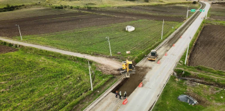 El Ministerio de Transporte y Obras Públicas informó que la vía Riobamba-Guayaquil se encuentra en proceso de rehabilitación integral en el tramo Balbanera–Pallatanga–Cumandá, por lo que se ha dispuesto un sistema de circulación controlada desde el lunes 12 hasta el domingo 18 de enero de 2026, con el objetivo de mejorar la seguridad vial y las condiciones de movilidad en este importante corredor del país.