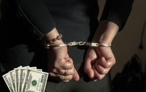 Una persona privada de la libertad en el Centro de Privación de Libertad de Chimborazo fue sentenciada a ocho meses de prisión por ingresar artículos prohibidos, mientras cumple una condena de ocho años por peculado desde abril de 2024, en un caso que vuelve a poner bajo la lupa los controles de seguridad al interior del sistema penitenciario.