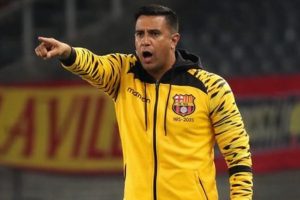 César Farías ya está en el país y ya dirigió su primer entrenamiento al frente del Ídolo, con expectativa, urgencia y una dosis de escepticismo. El entrenador venezolano, de 52 años, fue elegido para tomar las riendas del club más grande del país.