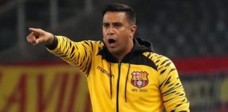 César Farías ya está en el país y ya dirigió su primer entrenamiento al frente del Ídolo, con expectativa, urgencia y una dosis de escepticismo. El entrenador venezolano, de 52 años, fue elegido para tomar las riendas del club más grande del país.