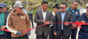 La comunidad de Miraflores, en Guano, cuenta desde este 16 de enero de 2026 con una vía renovada y segura, tras la entrega oficial de los trabajos de mejoramiento vial en el tramo que conecta con la cabecera parroquial de San Andrés, una intervención que impulsa la movilidad y fortalece la economía local.