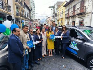 La Cooperativa Riobamba Ltda. realizó la entrega oficial de vehículos cero kilómetros y electrodomésticos a los socios favorecidos en el Gran Sorteo de la Familia Cooperativista, en un acto desarrollado en la oficina matriz ubicada en las calles 10 de Agosto y Colón, acto realizado este 23 de enero.