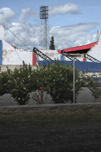 La caída de una valla publicitaria perteneciente al club Mushuc Runa, junto con parte de la pared que la sostenía, dejó al descubierto la cancha del estadio Fernando Guerrero Guerrero de Riobamba. Afortunadamente, el incidente no causó daños ni afectaciones a deportistas ni transeúntes.