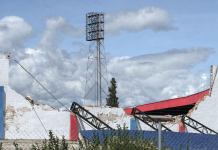 La caída de una valla publicitaria perteneciente al club Mushuc Runa, junto con parte de la pared que la sostenía, dejó al descubierto la cancha del estadio Fernando Guerrero Guerrero de Riobamba. Afortunadamente, el incidente no causó daños ni afectaciones a deportistas ni transeúntes.
