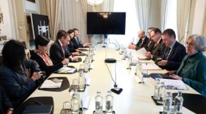 El presidente Daniel Noboa continúa su viaje por Europa. Tras asistir al Foro de Davos, viajó a Bélgica, en donde este 23 de enero de 2026 se reunió con la presidenta del Parlamento Europeo, Roberta Metsola, en Bruselas.