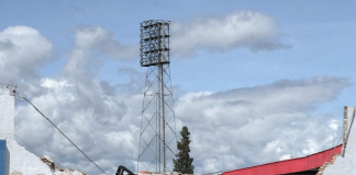 La caída de una valla publicitaria perteneciente al club Mushuc Runa, junto con parte de la pared que la sostenía, dejó al descubierto la cancha del estadio Fernando Guerrero Guerrero de Riobamba. Afortunadamente, el incidente no causó daños ni afectaciones a deportistas ni transeúntes.