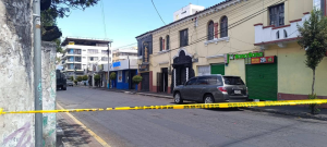 Una alerta ciudadana por la presunta presencia de un artefacto explosivo generó un amplio despliegue de la Policía Nacional en la intersección de las calles Daniel León Borja y Miguel Ángel León, en el centro de Riobamba. La notificación fue recibida este 20 de enero a través de los canales de emergencia, lo que activó de inmediato los protocolos de seguridad establecidos para este tipo de situaciones de alto riesgo.