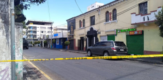 Una alerta ciudadana por la presunta presencia de un artefacto explosivo generó un amplio despliegue de la Policía Nacional en la intersección de las calles Daniel León Borja y Miguel Ángel León, en el centro de Riobamba. La notificación fue recibida este 20 de enero a través de los canales de emergencia, lo que activó de inmediato los protocolos de seguridad establecidos para este tipo de situaciones de alto riesgo.