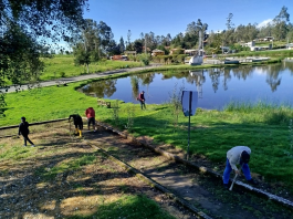 Con el objetivo de mejorar la imagen y las condiciones de los espacios turísticos de la provincia, la Empresa Pública de Turismo realizó una minga de limpieza y mantenimiento en las instalaciones del complejo turístico “Lago Las Cochas”, como parte de las acciones orientadas al adecentamiento y conservación de estos atractivos. Bajo el liderazgo de Aníbal Coronel Prefecto de la provincia Bolívar se coordinan acciones para realizar la minga de limpieza de Lago las Cochas conjuntamente con la Empresa Pública de Turismo de Bolívar. Para dar un mejor recibimiento a propios y extraños.