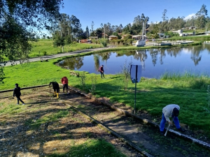 Con el objetivo de mejorar la imagen y las condiciones de los espacios turísticos de la provincia, la Empresa Pública de Turismo realizó una minga de limpieza y mantenimiento en las instalaciones del complejo turístico “Lago Las Cochas”, como parte de las acciones orientadas al adecentamiento y conservación de estos atractivos. Bajo el liderazgo de Aníbal Coronel Prefecto de la provincia Bolívar se coordinan acciones para realizar la minga de limpieza de Lago las Cochas conjuntamente con la Empresa Pública de Turismo de Bolívar. Para dar un mejor recibimiento a propios y extraños.