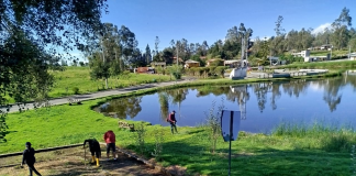 Con el objetivo de mejorar la imagen y las condiciones de los espacios turísticos de la provincia, la Empresa Pública de Turismo realizó una minga de limpieza y mantenimiento en las instalaciones del complejo turístico “Lago Las Cochas”, como parte de las acciones orientadas al adecentamiento y conservación de estos atractivos. Bajo el liderazgo de Aníbal Coronel Prefecto de la provincia Bolívar se coordinan acciones para realizar la minga de limpieza de Lago las Cochas conjuntamente con la Empresa Pública de Turismo de Bolívar. Para dar un mejor recibimiento a propios y extraños.