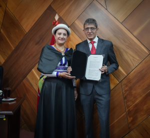 El Concejo Municipal de Ambato entregó este martes 20 de enero reconocimientos oficiales a Edwin Casanova, representante de la Fundación Dream Planet, y al presbítero Edison Joselito Naranjo Noriega, por sus destacados aportes en favor del medio ambiente, la educación, la ética y el desarrollo humano integral.