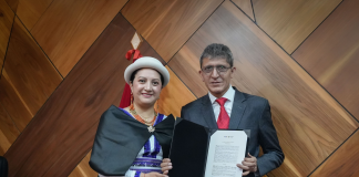 El Concejo Municipal de Ambato entregó este martes 20 de enero reconocimientos oficiales a Edwin Casanova, representante de la Fundación Dream Planet, y al presbítero Edison Joselito Naranjo Noriega, por sus destacados aportes en favor del medio ambiente, la educación, la ética y el desarrollo humano integral.