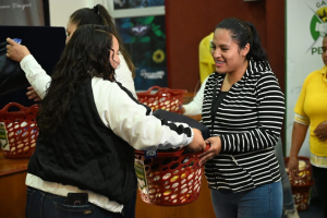 Un total de 90 madres gestantes y lactantes del cantón Penipe fueron beneficiadas con la entrega de kits alimenticios y de aseo, como parte de una acción social ejecutada con éxito en todas las parroquias del cantón, gracias a la articulación entre instituciones públicas y organismos de cooperación internacional.