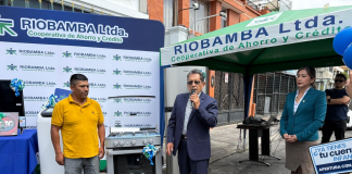 La mañana de este sábado 24 de enero, la Cooperativa de Ahorro y Crédito Riobamba Ltda. llevó a cabo la entrega oficial de vehículos cero kilómetros y electrodomésticos a los socios ganadores del denominado Gran Sorteo de la Familia Cooperativista. El acto se desarrolló en la agencia norte de la entidad, ubicada en la intersección de las calles Daniel León Borja y Jacinto González.