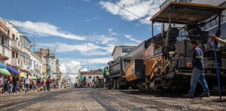 El proyecto de reasfaltado de la calle Rocafuerte, en la ciudad de Riobamba, registra un avance general del 70 %, consolidándose como parte de una intervención vial integral destinada a mejorar la movilidad en sectores estratégicos del casco urbano y en vías de alto flujo vehicular.