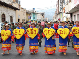 Entre finales de diciembre y los primeros meses del año, Riobamba cambia de ritmo y de sonido. Las calles se llenan de música ancestral, pasos de danza y comparsas que avanzan al compás de albazos y sanjuanitos. Los Pases del Niño, una tradición que convoca a barrios enteros, gremios, instituciones y familias que han hecho de esta devoción una parte esencial de su identidad.