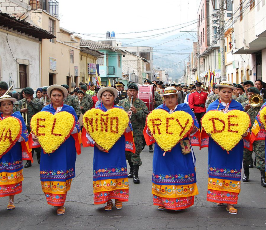 Entre finales de diciembre y los primeros meses del año, Riobamba cambia de ritmo y de sonido. Las calles se llenan de música ancestral, pasos de danza y comparsas que avanzan al compás de albazos y sanjuanitos. Los Pases del Niño, una tradición que convoca a barrios enteros, gremios, instituciones y familias que han hecho de esta devoción una parte esencial de su identidad.