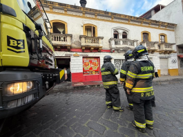 Un conato de incendio registrado en un local de expendio de alimentos, que funcionaba dentro de una vivienda de construcción mixta, obligó a la inmediata intervención del Cuerpo de Bomberos de Riobamba, debido al riesgo de afectación a la estructura del inmueble y la alarma generada entre los habitantes del sector. De acuerdo con el reporte técnico preliminar, el siniestro se habría originado por la radiación térmica de una campana extractora, instalada en el área de cocina del establecimiento.