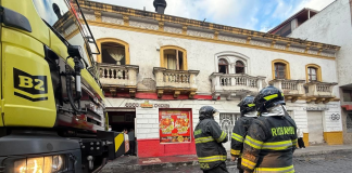 Un conato de incendio registrado en un local de expendio de alimentos, que funcionaba dentro de una vivienda de construcción mixta, obligó a la inmediata intervención del Cuerpo de Bomberos de Riobamba, debido al riesgo de afectación a la estructura del inmueble y la alarma generada entre los habitantes del sector. De acuerdo con el reporte técnico preliminar, el siniestro se habría originado por la radiación térmica de una campana extractora, instalada en el área de cocina del establecimiento.