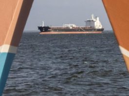 En medio de la incautación de un 'barco fantasma' vinculado a Venezuela por parte de Estados Unidos, este 7 de enero el secretario de Energía estadounidense, Chris Wright, adelantó a medios como The New York Times que la administración de Donald Trump controlará todas las ventas y producción de crudo venezolano de "forma indefinida".