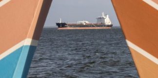 En medio de la incautación de un 'barco fantasma' vinculado a Venezuela por parte de Estados Unidos, este 7 de enero el secretario de Energía estadounidense, Chris Wright, adelantó a medios como The New York Times que la administración de Donald Trump controlará todas las ventas y producción de crudo venezolano de "forma indefinida".