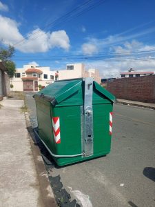 El Municipio de Riobamba instaló un nuevo contenedor de basura en el sector de la urbanización Los Manzanares, luego de que el anterior fuera incinerado durante las celebraciones de fin de año, en un hecho calificado por las autoridades como un acto irresponsable que afectó directamente al patrimonio público.
