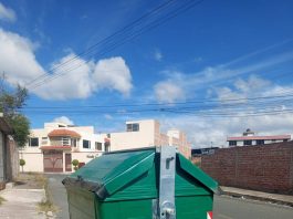 El Municipio de Riobamba instaló un nuevo contenedor de basura en el sector de la urbanización Los Manzanares, luego de que el anterior fuera incinerado durante las celebraciones de fin de año, en un hecho calificado por las autoridades como un acto irresponsable que afectó directamente al patrimonio público.
