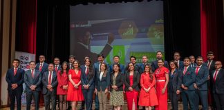 John Vinueza, presentó a su nuevo equipo de trabajo y la reconfiguración de la estructura municipal, una etapa que el propio alcalde define como la de “poner la casa en orden”, tras varios cambios de directores El anuncio, realizado ante autoridades locales, funcionarios y medios de comunicación, va más allá de un simple relevo de nombres, es un intento de relanzamiento de la gestión municipal en un contexto donde la ciudadanía exige resultados tangibles y menos discurso.